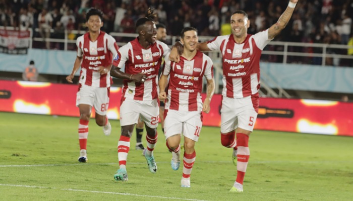 Para pemain Persis Solo melakukan selebrasi usai ciptakan gol ke gawang PS Barito Putera dalam matchday ke-28  Liga 1 di Stadion Manahan, Sabtu (9/3).