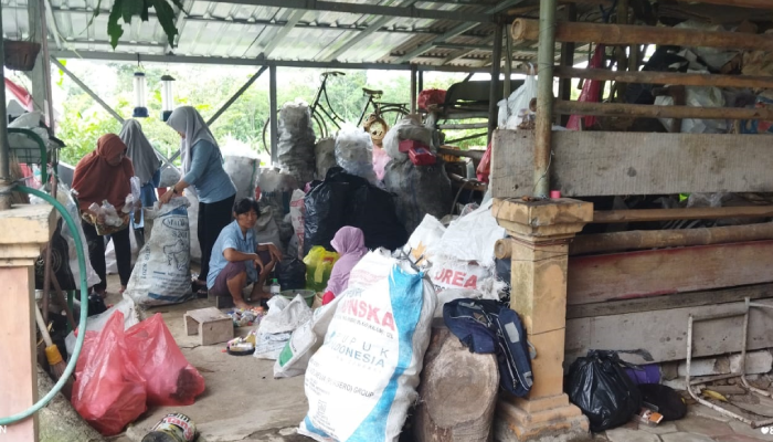 Aktivitas di Bank Sampah Buncis, Desa Kepatihan, Kecamatan Selogiri, Wonogiri.