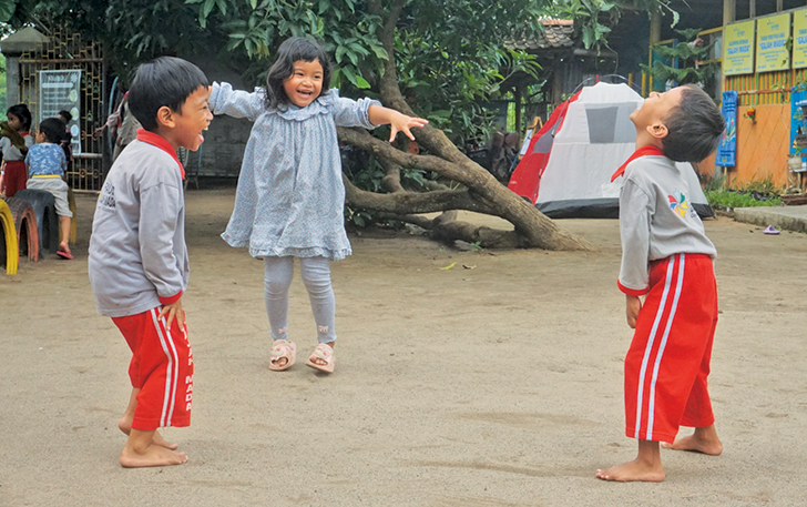CERIA: Anak-anak PAUD Gajah Mada di Desa Ceper, Kecamatan Ceper, Klaten bercengkrama dengan teman-temannya.