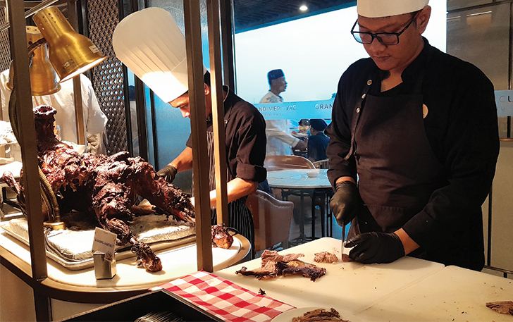 LIVE COOKING: Chef Grand Mercure Solo Baru siap sajikan menu Ramadan.