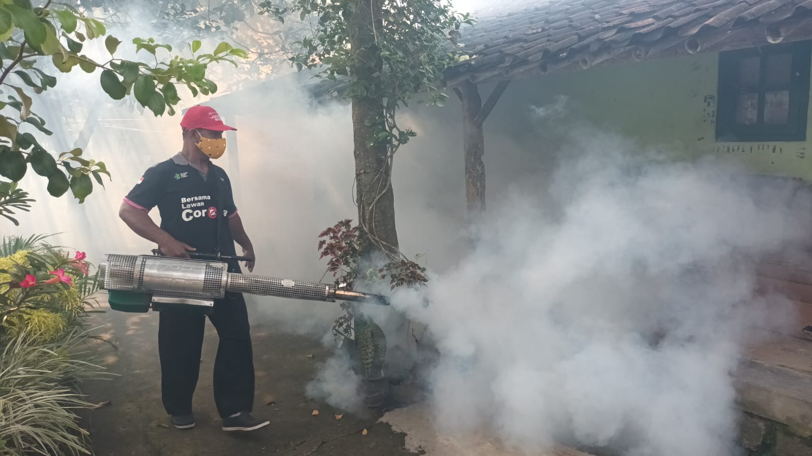 Dinkes Boyolali melakukan fogging untuk melengkapi gerakan pemberantasan sarang nyamuk.