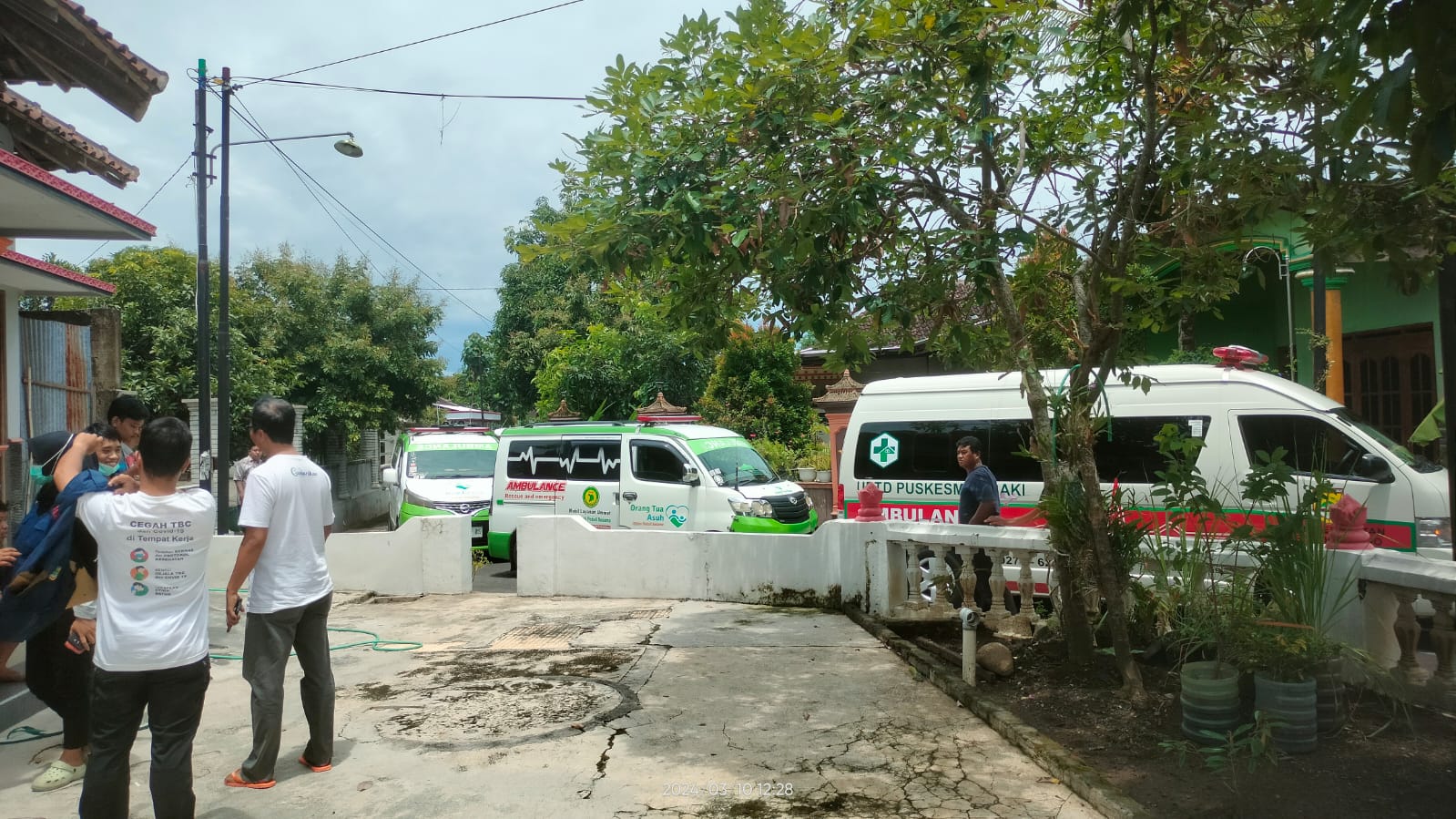 Puskesmas Gentan dan Dinkes Sukoharjo terus mensiagakan ambulance dan tim medis terkait adanya puluhan warga Dukuh Nanggulan yang keracunan, Minggu (10/3/2024).