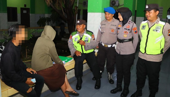 Salah satu pasangan yang mendapat pembinaan dari aparat kepolisian Polres Karanganyar saat operasi oekat di hotel dan penginapan, Sabtu (9/3) malam.