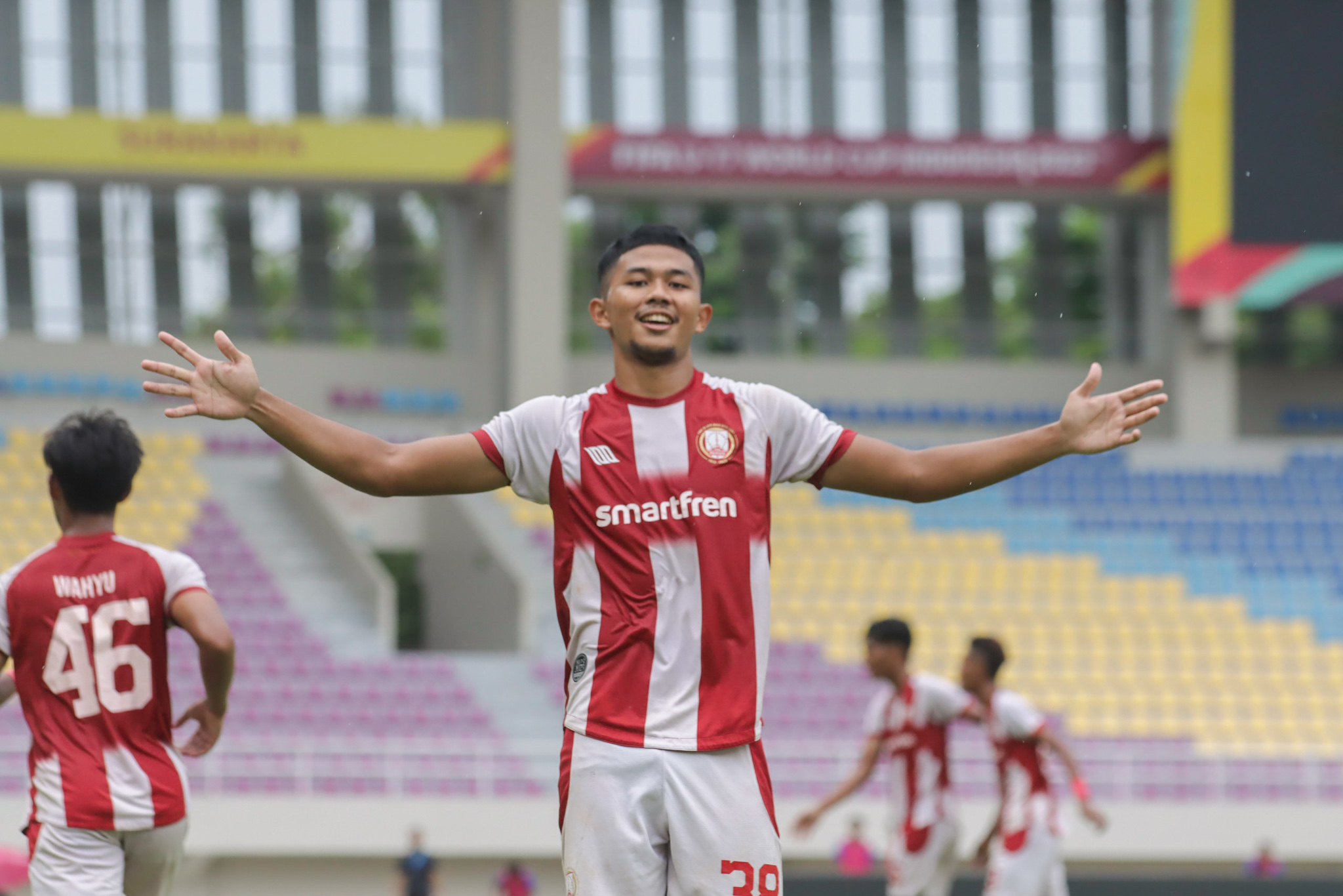 Striker Persis Solo U-20 Ahmad Athallah Araihan merayakan golnya ke gawang Persita Tangerang di final Elite Pro Academy (EPA) U-20 2023/2024 di Stadion Manahan.