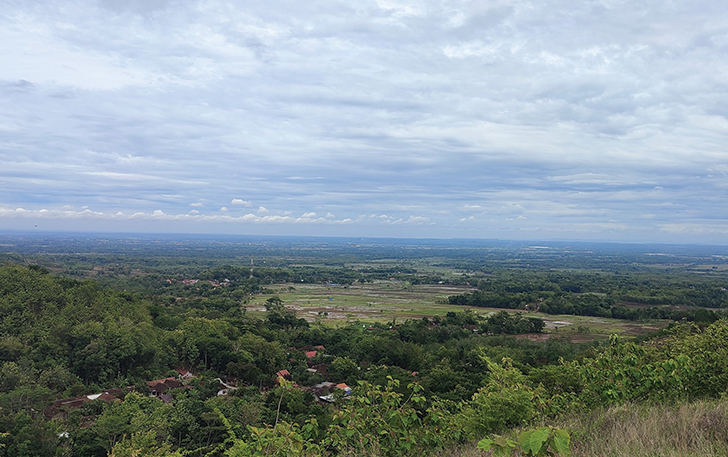 EKSOTIS: Panorama alam dari atas salah satu bukit di Desa Jambeyan, Kecamatan Sambirejo, Sragen.