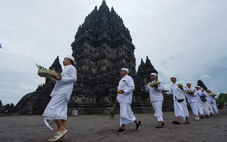 Pelaksanaan ritual Tawur Agung Kesanga untuk menyambut Hari Raya Nyepi 1946 Saka di Kompleks Candi Prambanan, Klaten, Jawa Tengah, Minggu (10/3/2024).