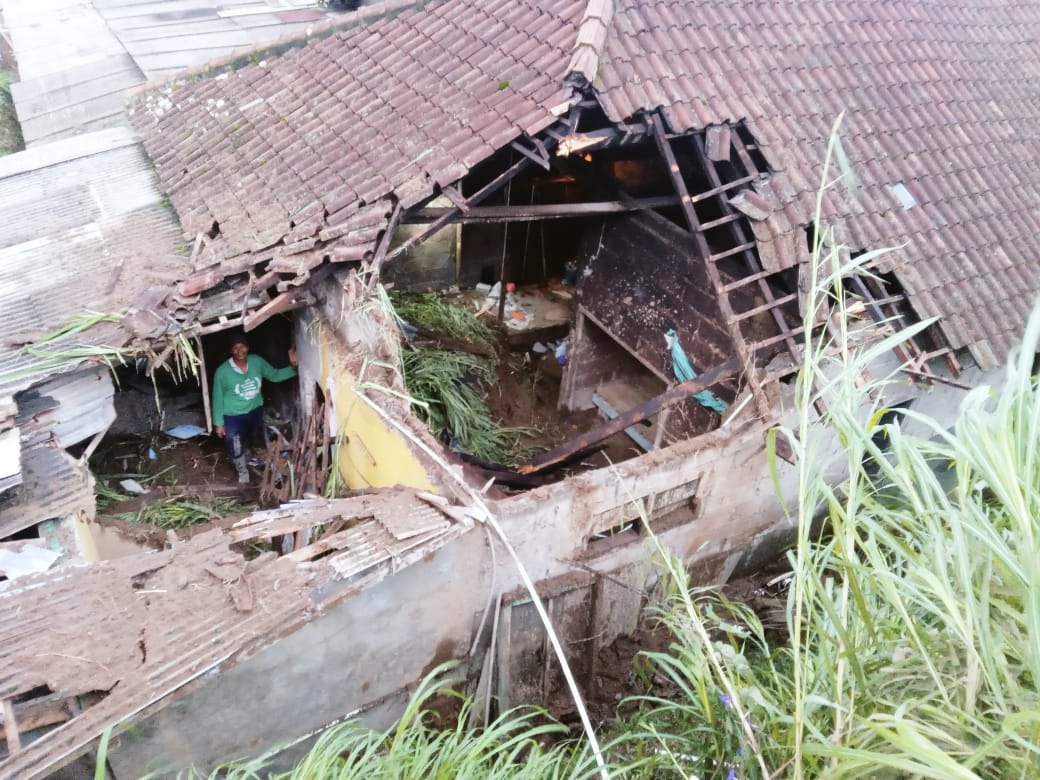 Material longsor tebing setinggi 20 meter merusak rumah warga Desa Samiran, Kecamatan Selo, Kabupaten Boyolali.