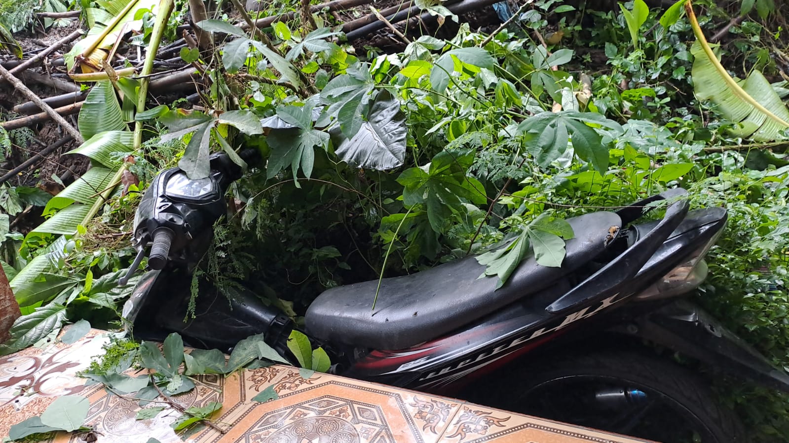 Sepeda motor milik warga Desa Tanjungsari, Kecamatan Banyudono, Kabupaten Boyolali terdampak longsor.