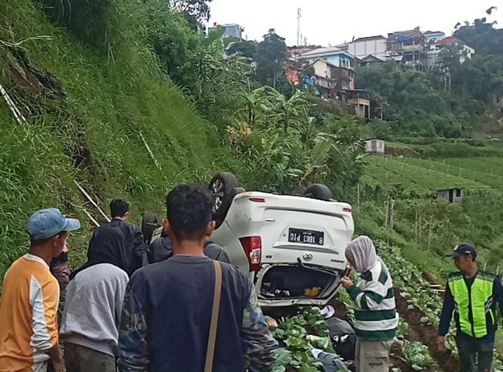 Warga menyemut di lokasi kejadian.