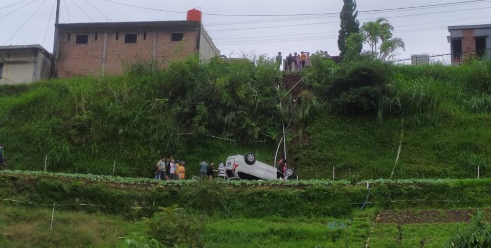 Mobil rombongan wisatawan asal Jogja terjun ke perkebunan warga di Kecamatan Tawangmangu, Kabupaten Karanganyar, Minggu (10/3/2024).