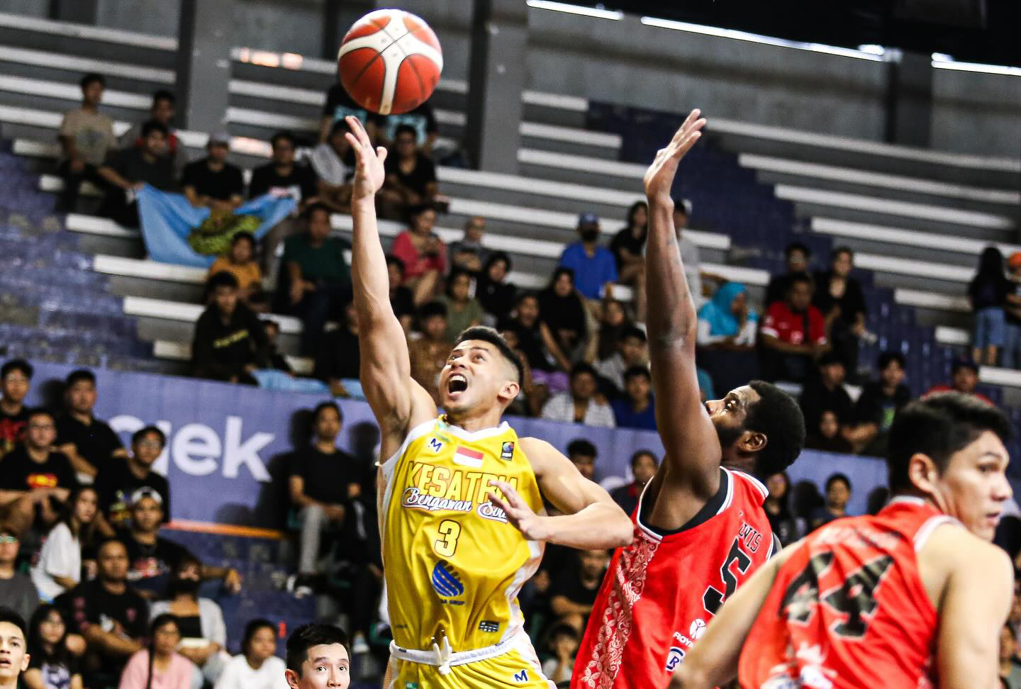 bintang  Kesatria Bengawan Solo Nuke Tri Saputra  saat bermain di ajang IBL musim ini.