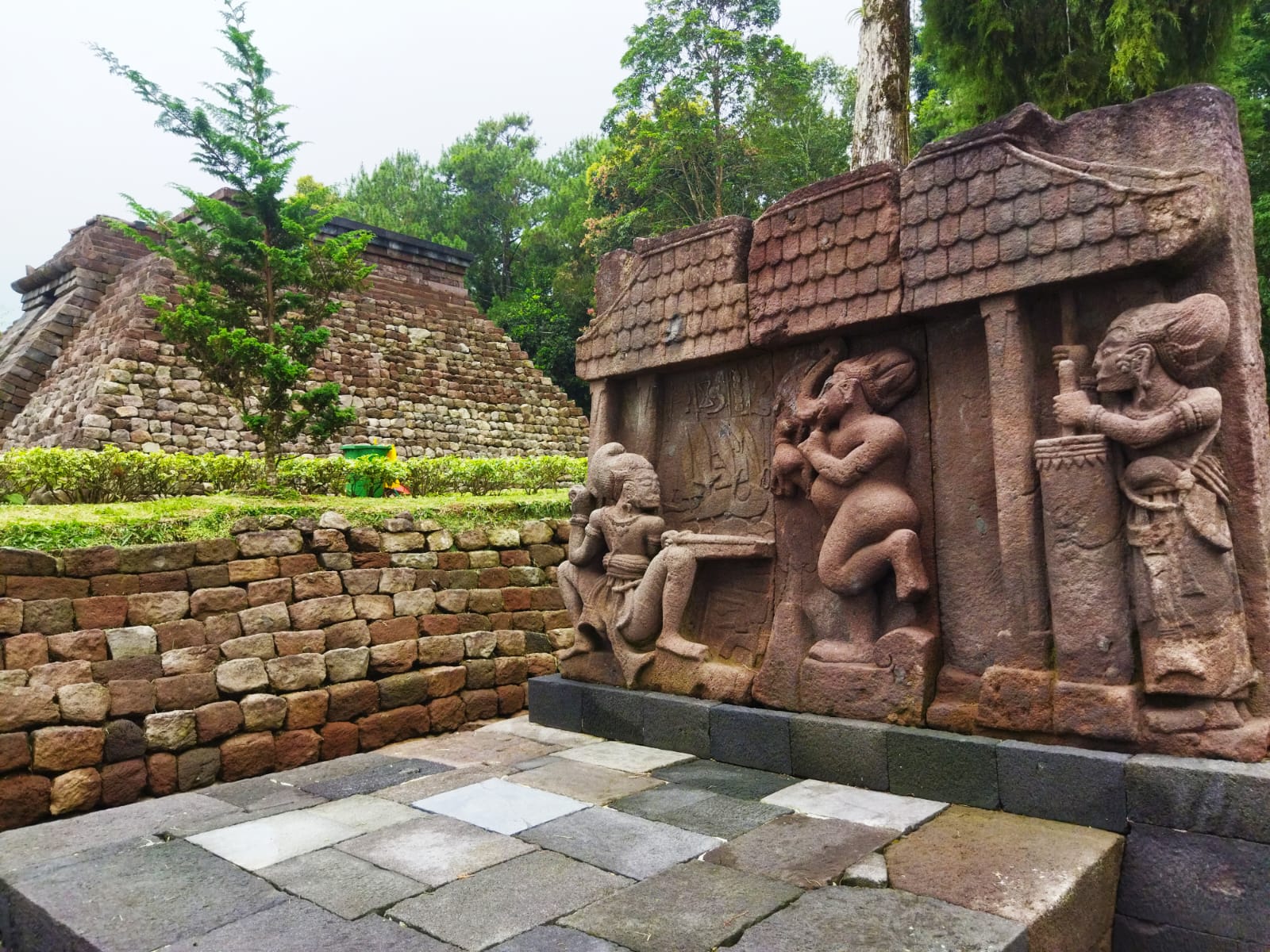 Relief pande di kompleks Candi Sukuh, Desa Berjo, Kecamatan Ngargoyoso, Kabupaten Karanganyar yang secara simbolik menggambarkan proses pembuatan keris.