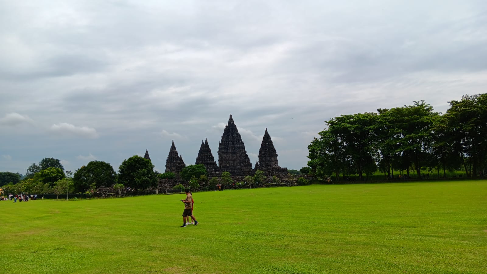 Suasana Taman Wisata Candi (TWC) Prambanan satu hari sebelum penutupan pada Minggu (10/3). (Angga Purenda/Radar Solo)