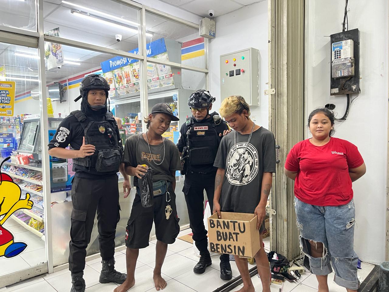Tim Sparta Sat Samapta Polresta Solo mengamankan dua pemuda anak punk yang memalak pengunjung minimarket di Kadipolo, Senin dini hari (11/3/2024)