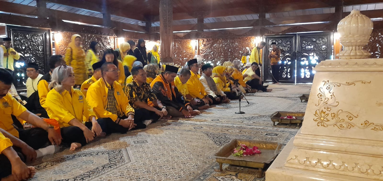 Ratusan kader Partai Golkar berdoa di pusara makam Presiden Ke-2 Soeharto di Astana Giribangun Matesih, Senin (11/3). (Rudi Hartono/Radar Solo)