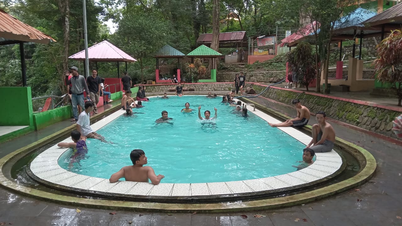Pengunjung padusan jelang Ramadhan di salah satu kolam di Objek Wisata Batu Seribu, Kecamatan Bulu, Sukoharjo, Senin (11/3).