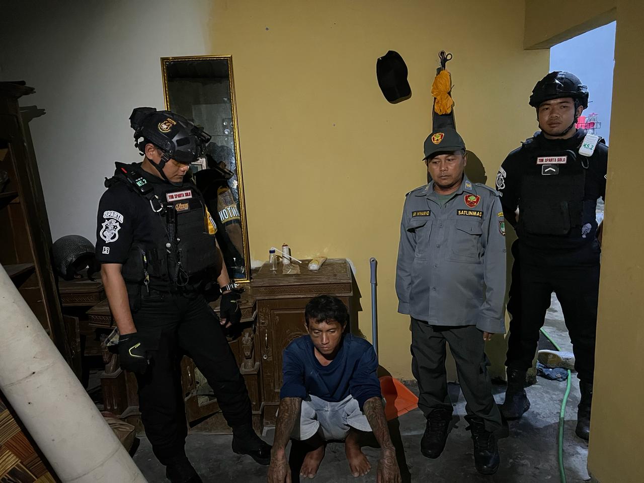 Tersangka pengguna narkoba yang diamankan di Kelurahan Kadipiro, Solo, minggu malam.