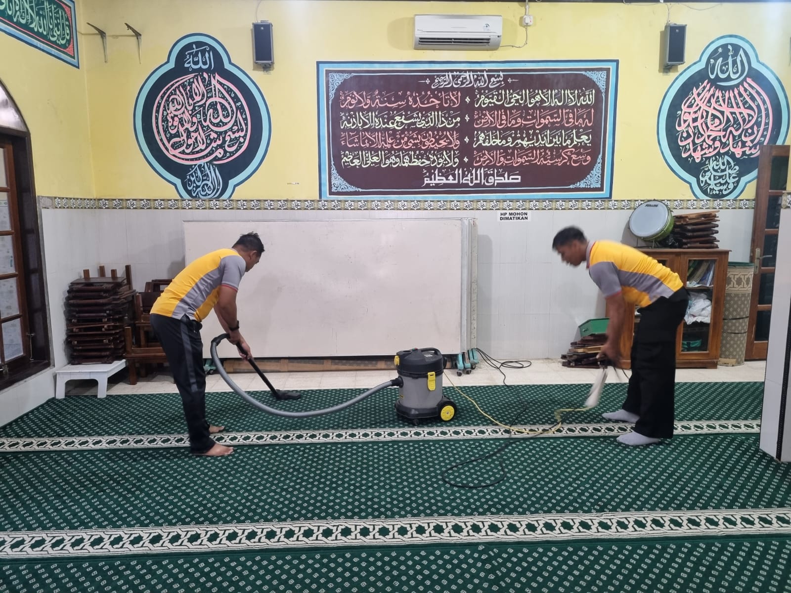 Jajaran Polres Sukoharjo membersihkan masjid di Solo Baru, Grogol, menyambut Ramadhan, Senin (11/3).