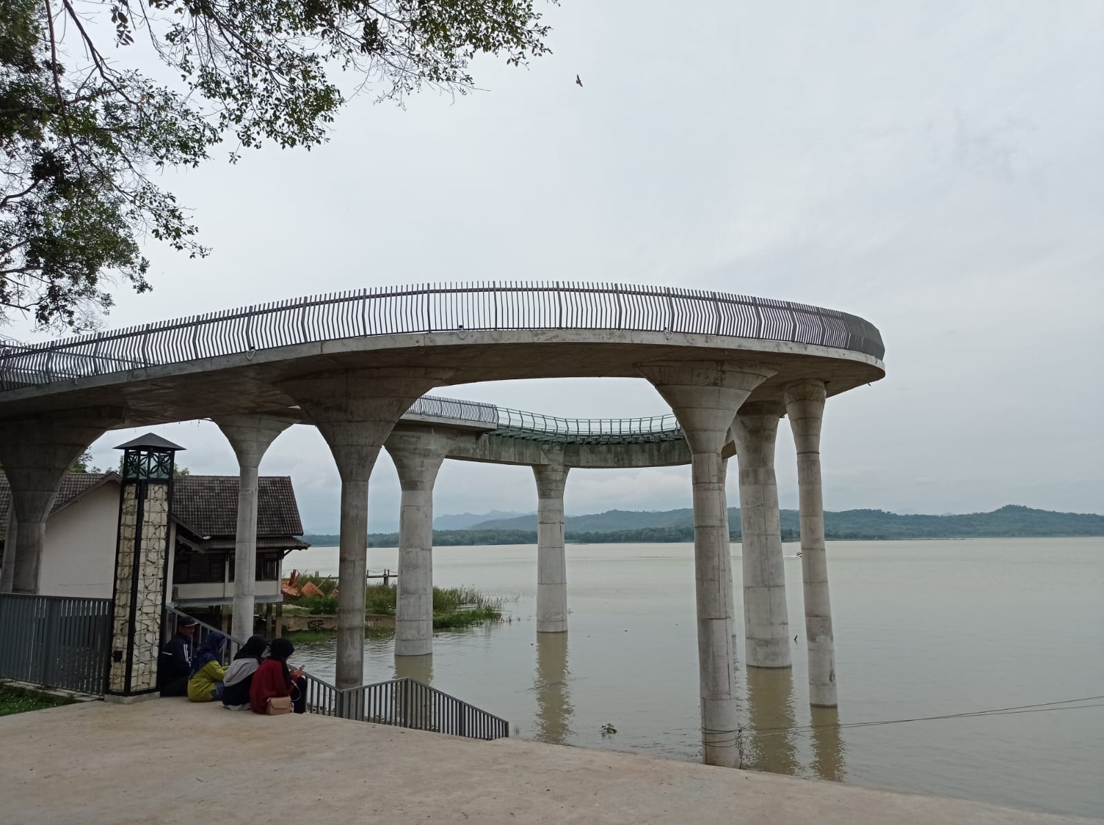 Jembatan kaca yang menjadi ikon baru di objek wisata Waduk Gajah Mungkur Wonogiri, Senin (11/3/2024).