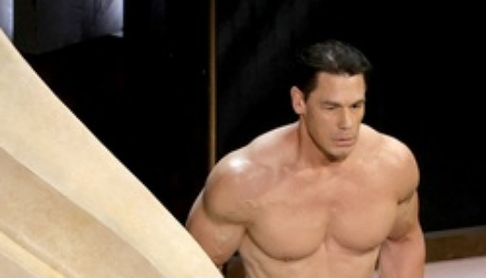 Penampilan aktor John Cena bikin heboh di Piala Oscar 2024.