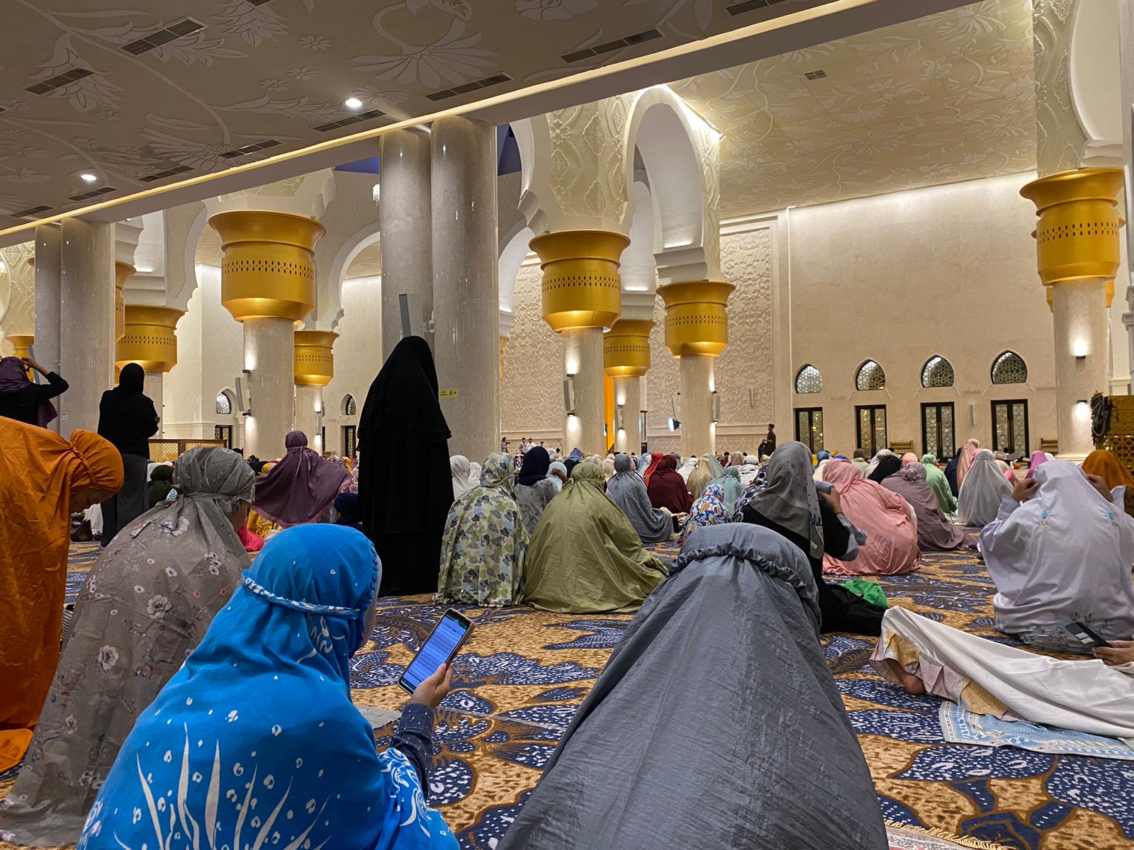 Jamaah mengikuti salat Tarawih di Masjid Raya Sheikh Zayed Solo, Senin malam (11/3/2024).