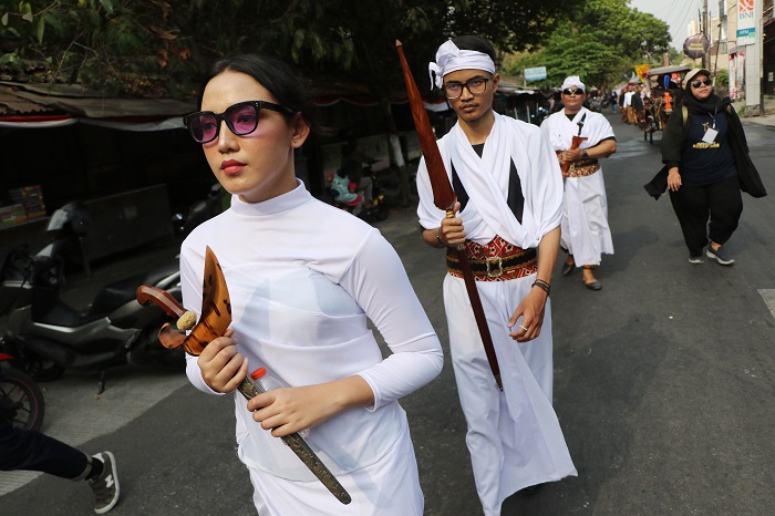 Kirab keris dan tosan aji lainnya yang digelar Museum Keris Nusantara belum lama ini.