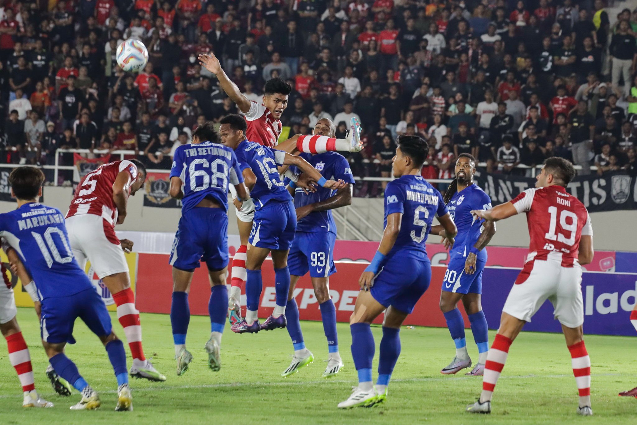Laga Persis Solo melawan PSIS Semarang di Stadion Manahan di laga lanjutan Liga 1 2023/2024.