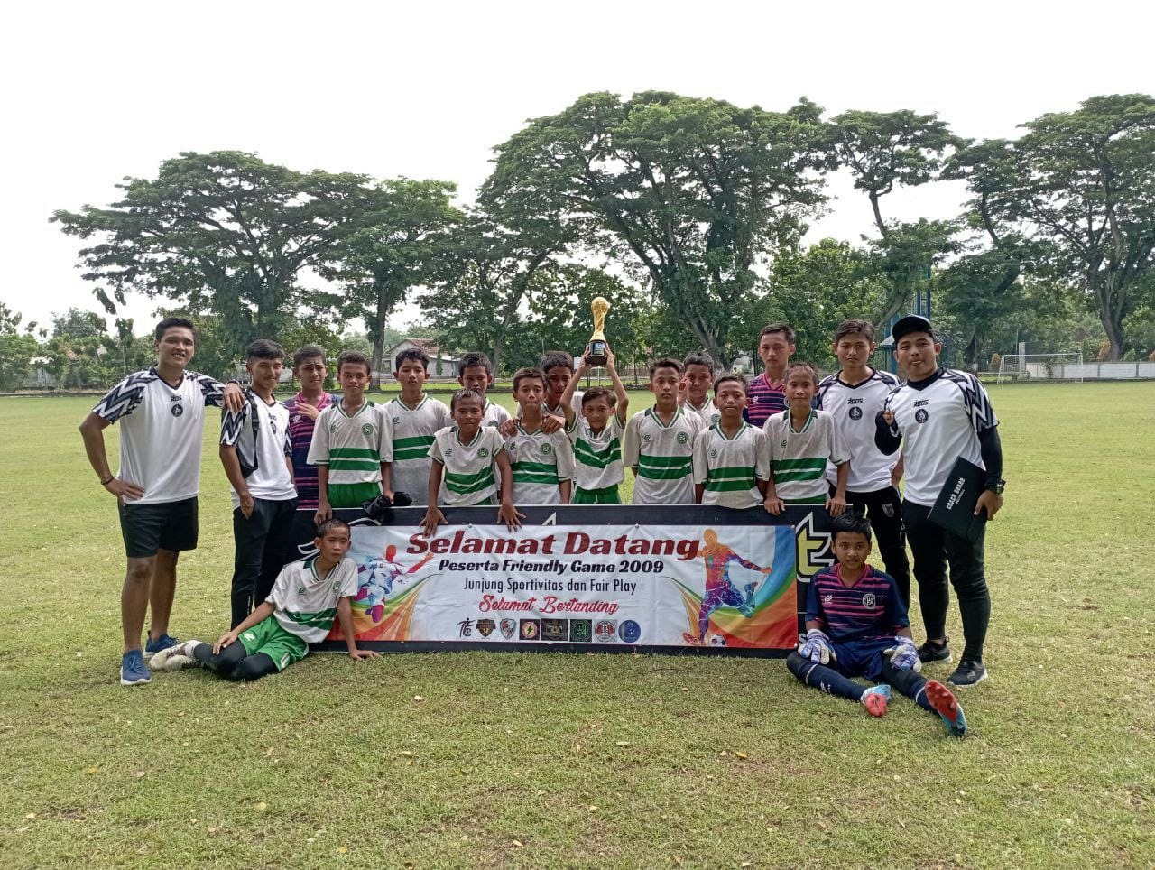 Santri ponpes walisongo Islamic Football Academy Sragen juara di sebuah turnamen sepakbola. (Dokumentas Pribadi)