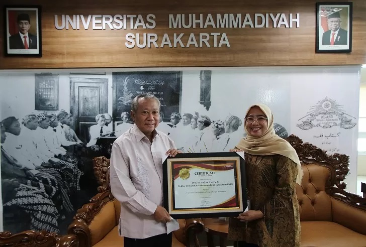 Rektor UMS Surakarta Sofyan Anif (kiri) saat terima penghargaan dari Radar Solo. (Dok.Radar Solo)