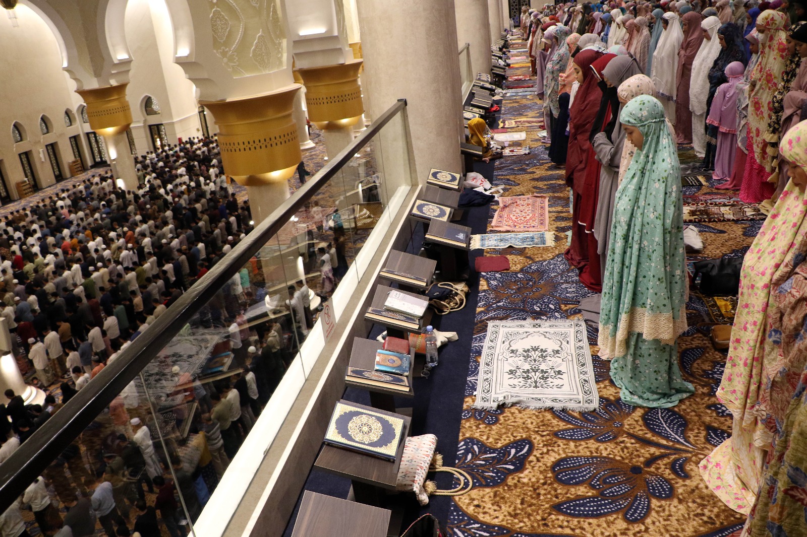 Salat Tarawih di Masjid Raya Sheikh Zayed Solo, Senin (11/3/2024)
