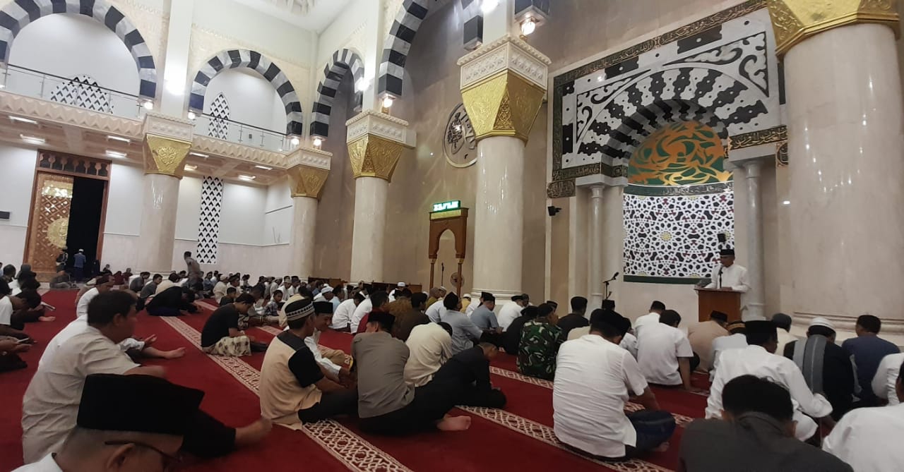 Jemaah Masjid Agung Madaniyah Karanganyar mendengarkan kultum usai sholat Tarawih, Senin (11/3) malam. (Rudi Hartono/Radar Solo)