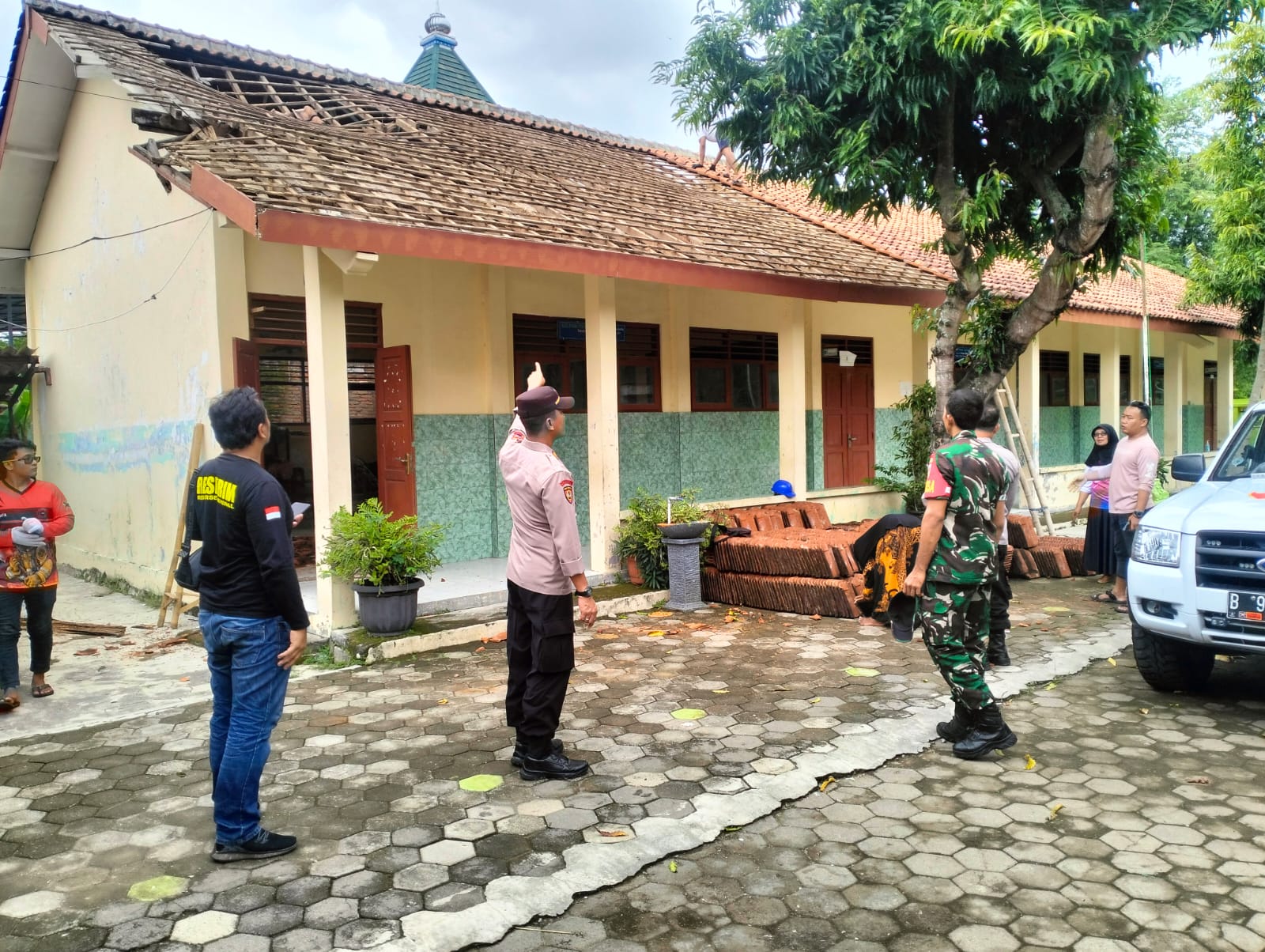 Aparat mengecek atap SDN Brangkal 1 di Dusun Garas Tengah, Desa Brangkal, Gemolong, Sragen yang ambrol.