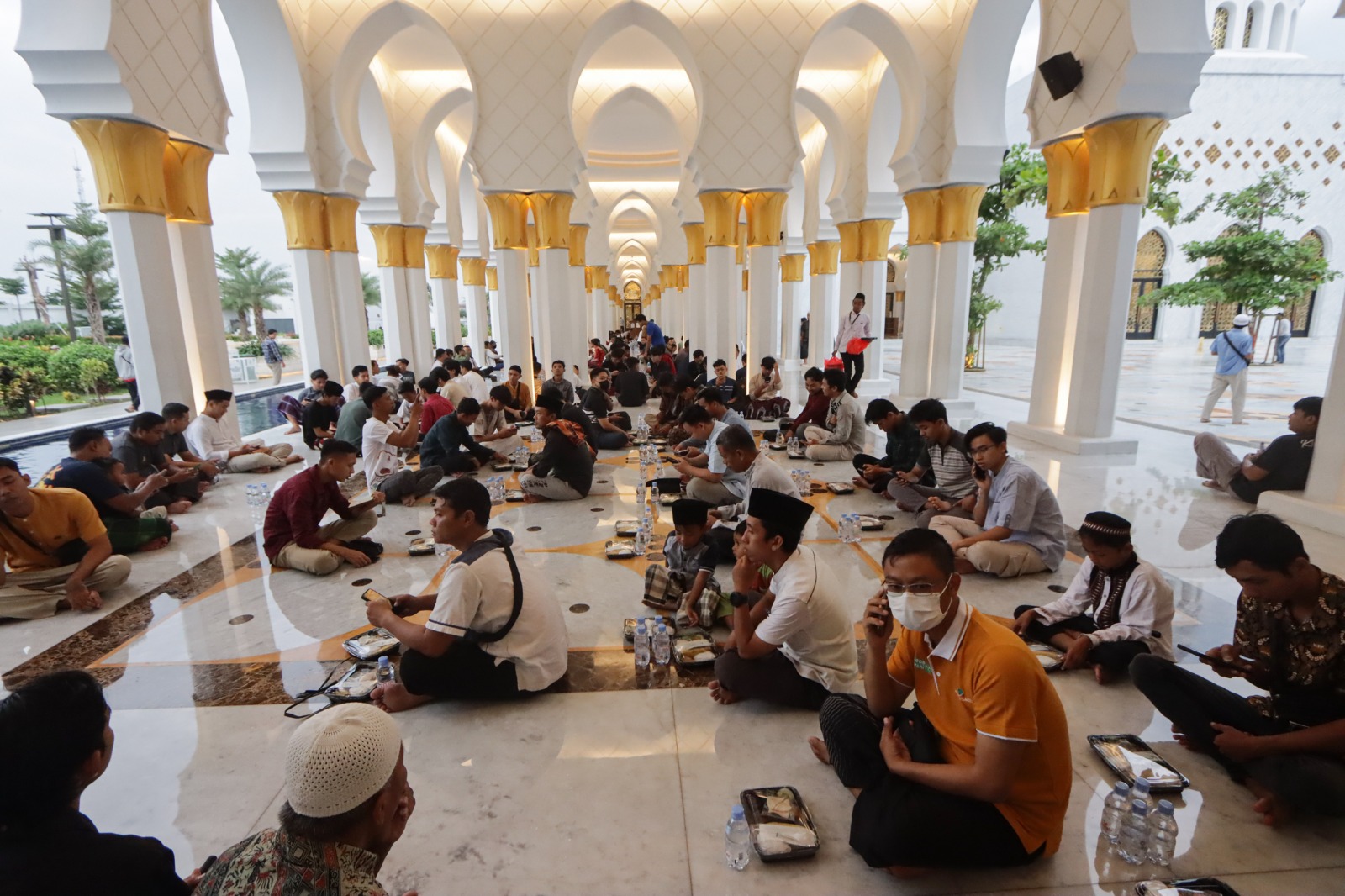 Buka puasa perdana di Masjid Raya Sheikh Zayed Solo, Selasa (12/3)