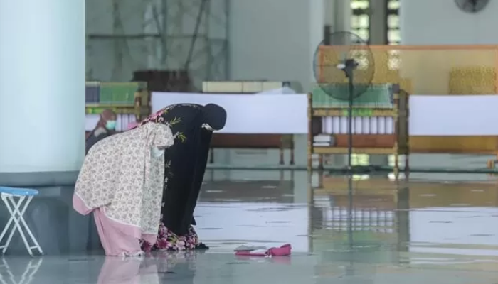 Ilustrasi melaksanakan salat di Masjid Al Akbar Surabaya.