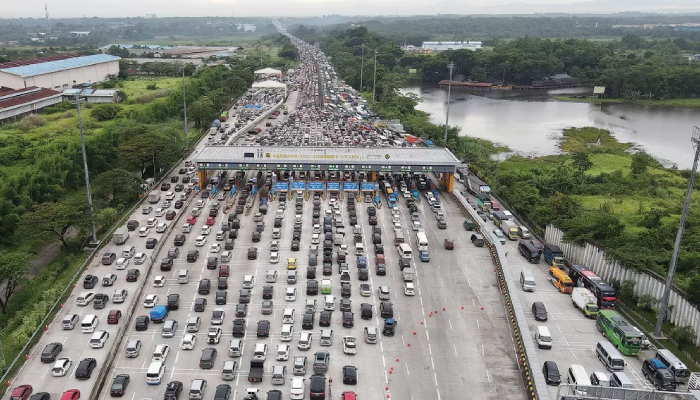 Ilustrasi foto udara memperlihatkan antrean di gerbang tol Cikampek Utama, Kabupaten Purwakarta, Jawa Barat.