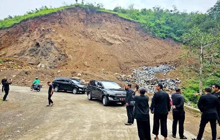 Tim teknis Pemkab Karanganyar memantau lahan perkebunan teh Kemuning, Ngargoyoso yang dikeruk, Jumat (8/3/2024). (Rudi Hartono/Radar Solo)