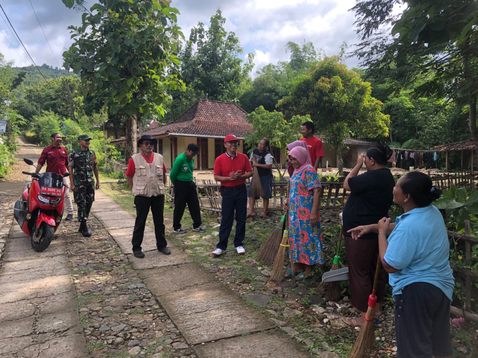 Pembersihan lingkungan di wilayah Kecamatan Tirtomoyo, Kabupaten Wonogiri yang melibatkan seua elemen belum lama ini.