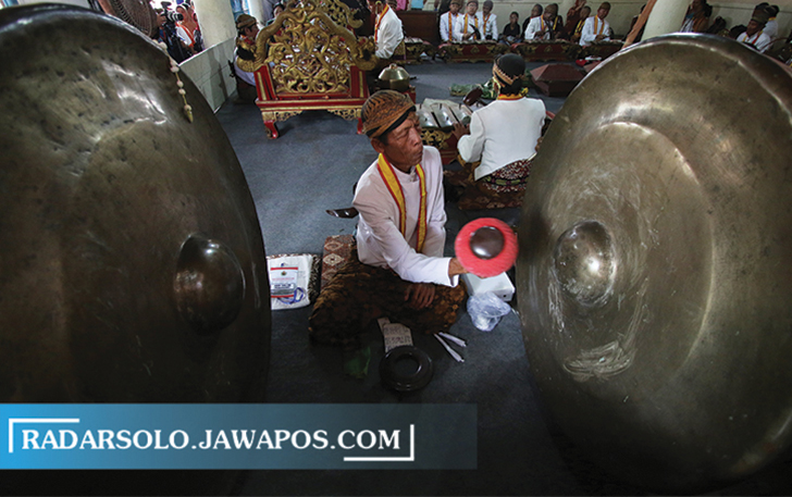 Ilustrasi - Seorang abdi dalem Keraton Kasunanan Surakarta memainkan gamelan yang merupakan alat musik tradisional Indonesia.