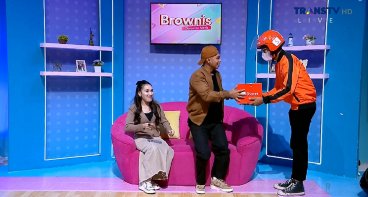 Ayu Ting Ting gembira kurir belanja online-nya tiba.
