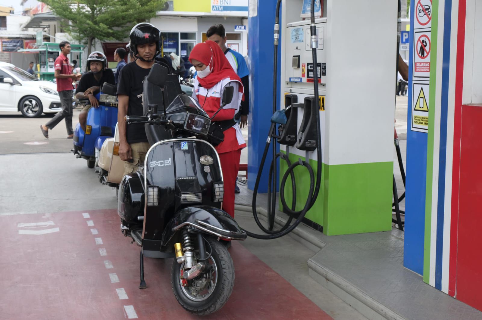 Pemotor antre membeli BBM di SPBU. PT Pertamina Patra Niaga Regional Jawa Bagian Tengah jamin kelancaran pasokan.