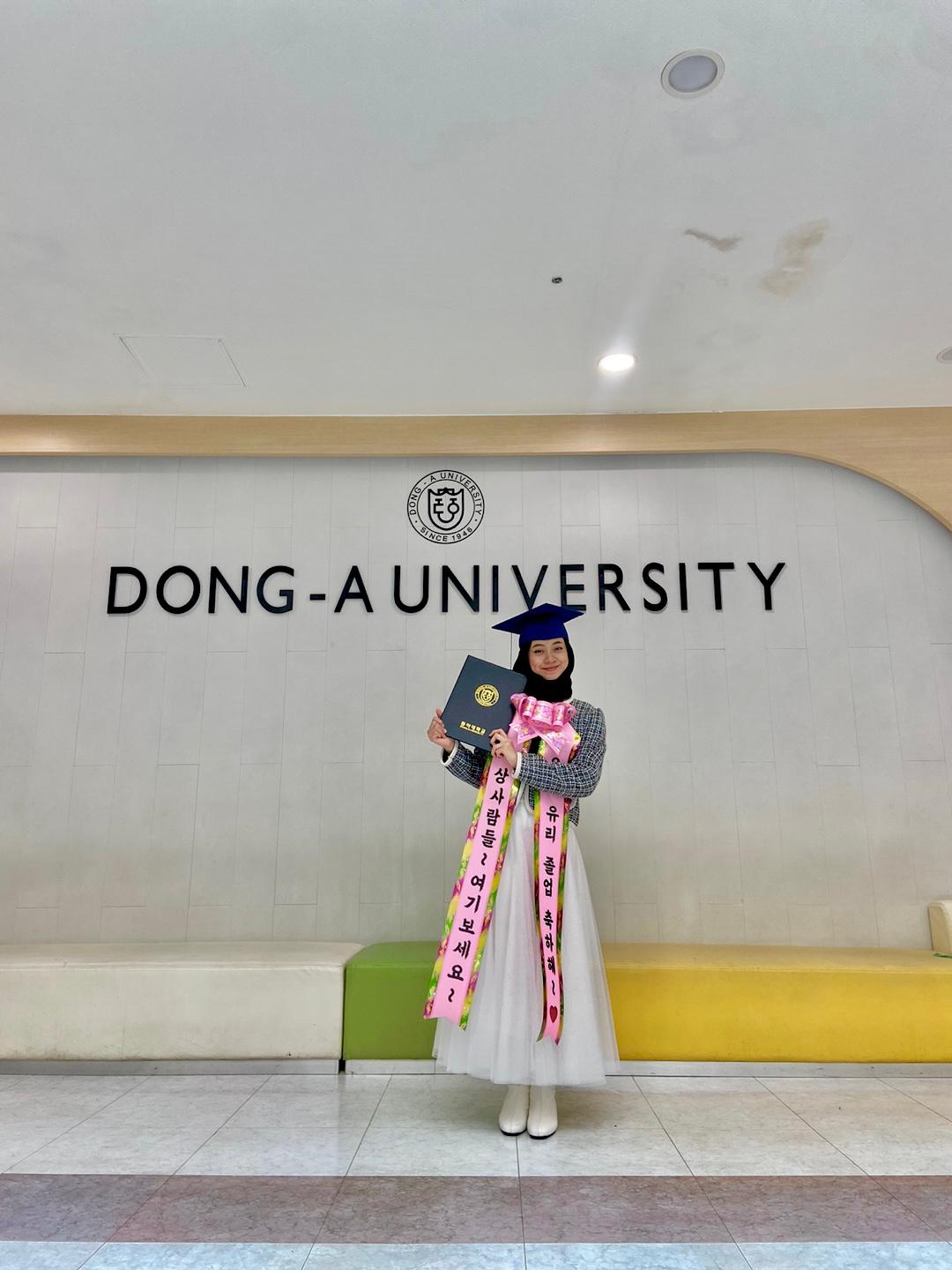 Istiqomah Yuri Meilani usai diwisuda di Dong-A University Korea Selatan