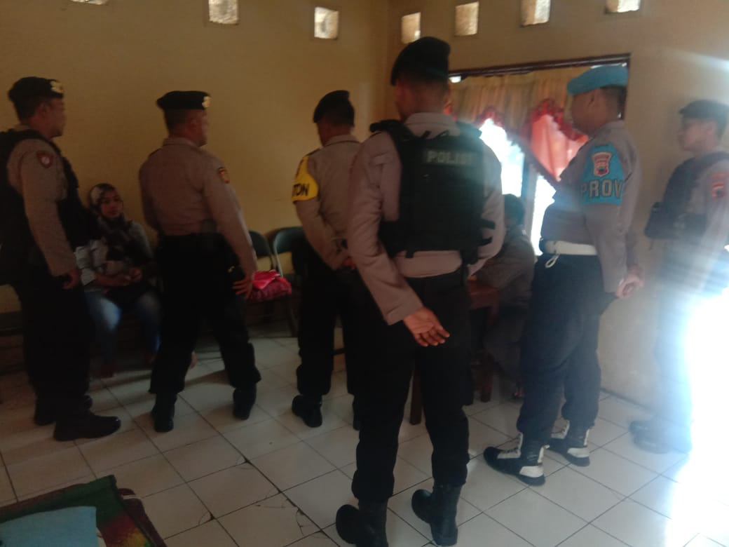 Personel Polres Sragen meminta keterangan dua pasangan tidak resmi di sebuah hotel di Sragen saat Operasi Pekat 2024. (Ahmad Khairudin/Radar Solo)