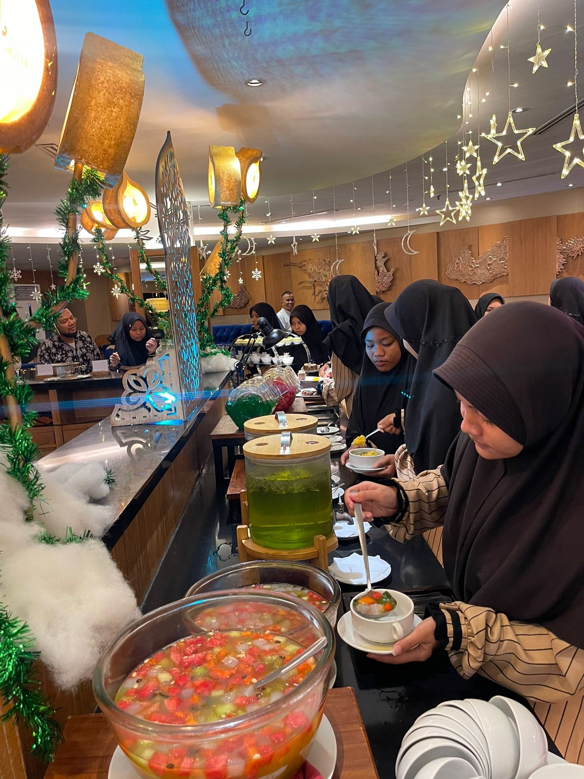 Menikmati aneka menu buka puasa di The Sunan Hotel Solo.