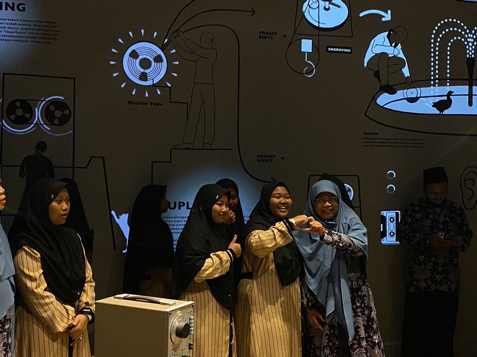 Puluhan Anak Panti Asuhan Yatim Putri Aisyiah ngabuburit bareng manajemen The Sunan Hotel Solo di Studio Musik Lokananta, Rabu (13/3/2024).