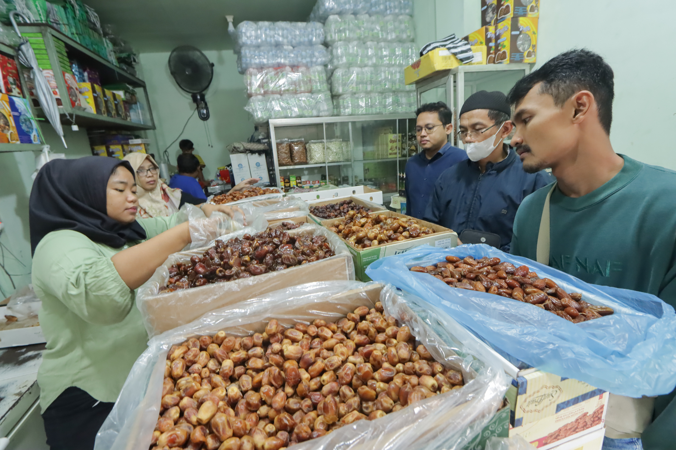 Pedagang kurma di salah satu toko di Kota Solo diburu pembeli selama bulan Ramadhan.