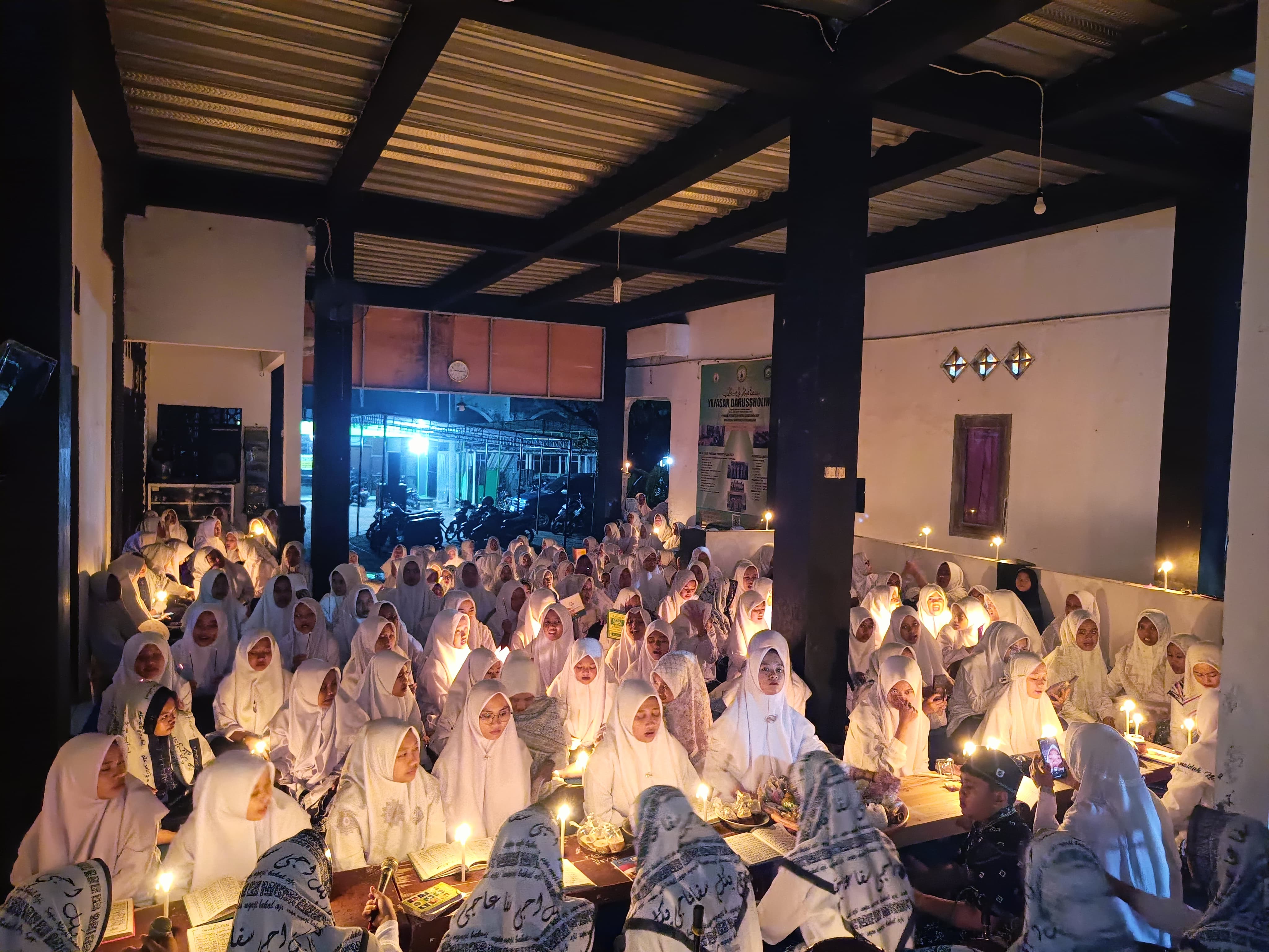 Santriwati Ponpes Darussholihat Andong mengaji menggunakan lampu sentir saat peringatan Isra&rsquo; Mikraj. (dok.pribadi)