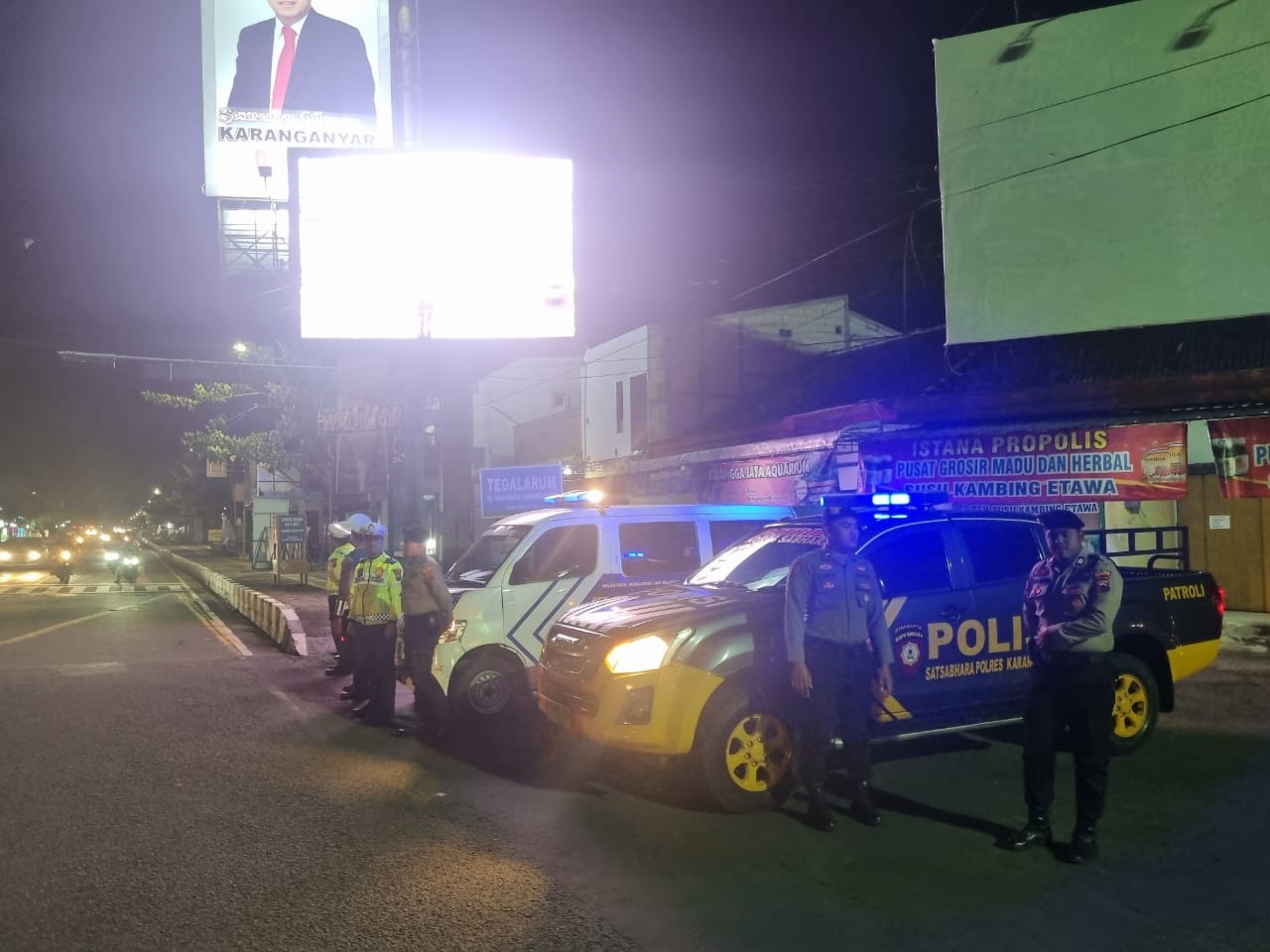 Tim patroli Polres Karangnyar bersiaga di simpang empat Papahan, Kota Karanganyar, kemarin. (Rudi Hartono/Radar Solo)