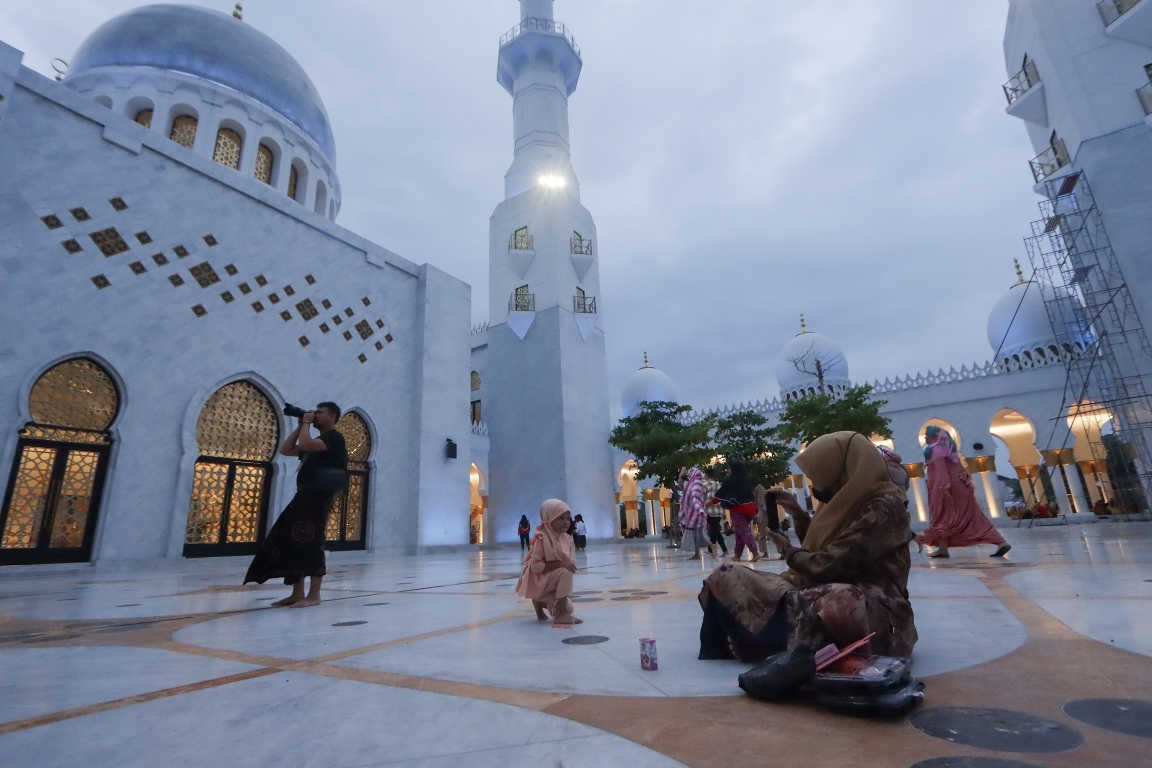 Warga menanti azan Magrib di pelataran Masjid Raya Sheikh Zayed, kemarin (13/3). (M.Ihsan/Radar Solo)