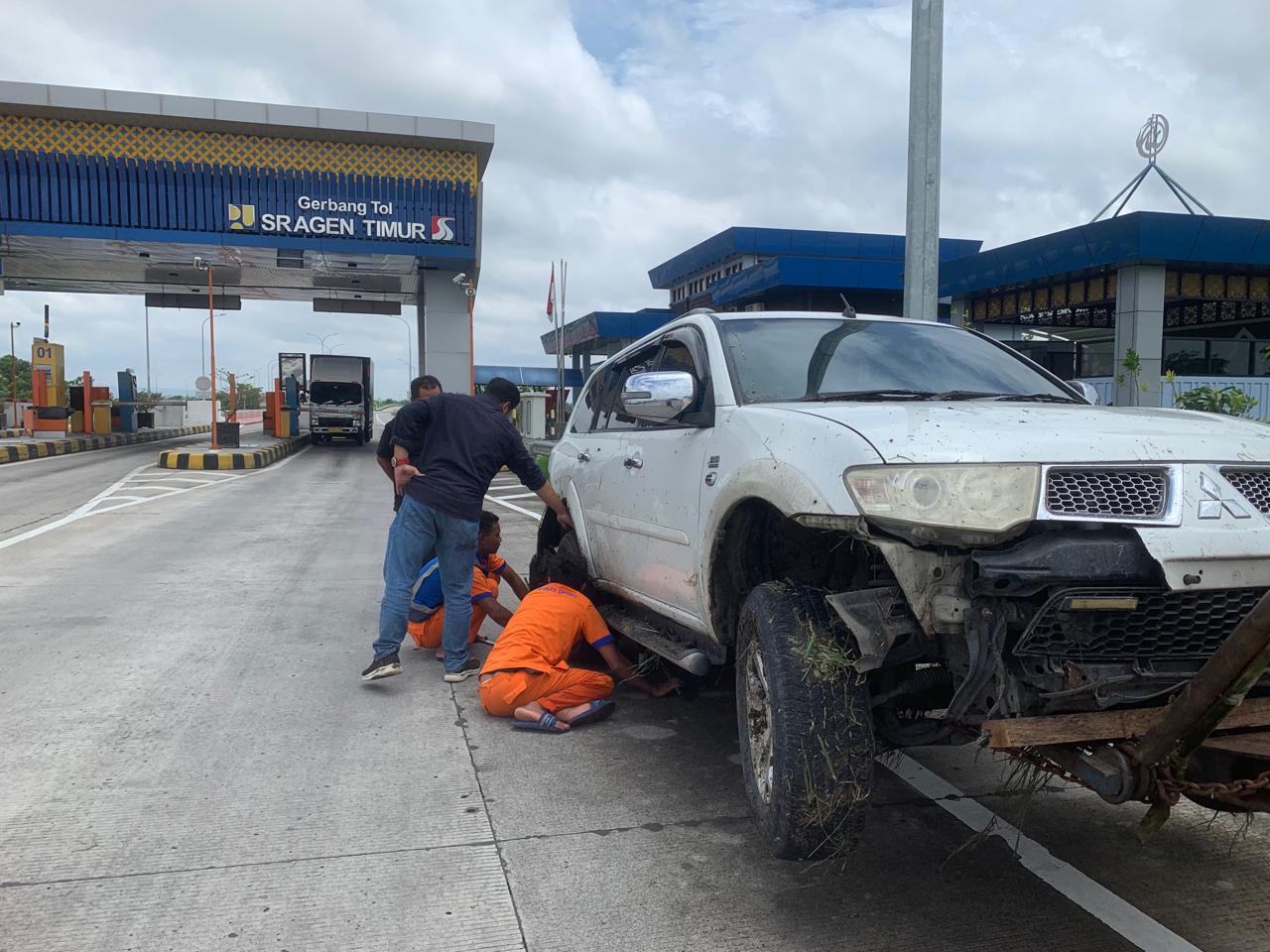 Mitsubishi Pajero yang membawa rombongan anggota DPRD Sragen kecelakaan di pintu tol Sragen Timur