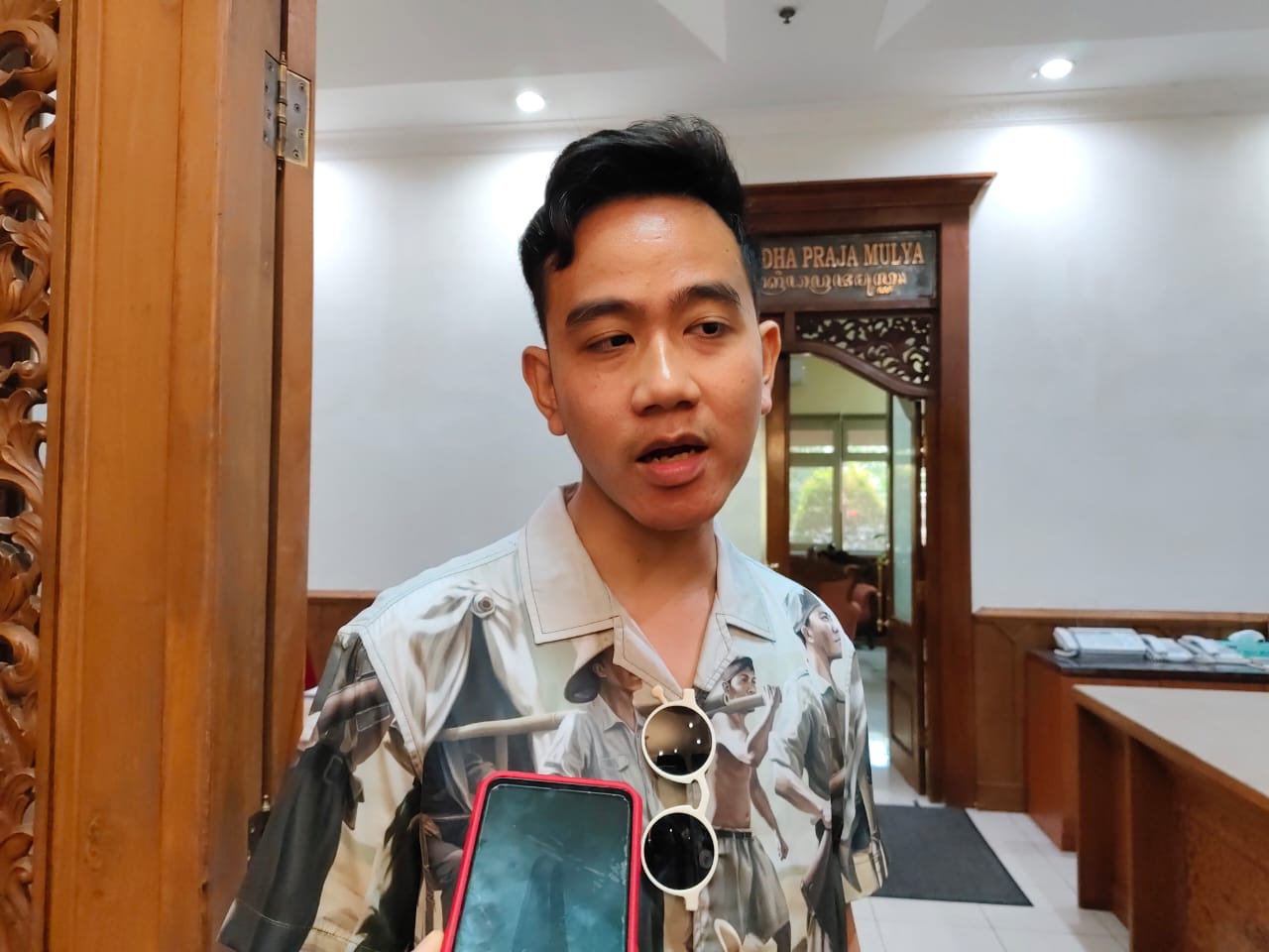 Cawapres sekaligus Wali Kota Solo Gibran Rakabuming Raka di balai kota, Rabu (13/3).